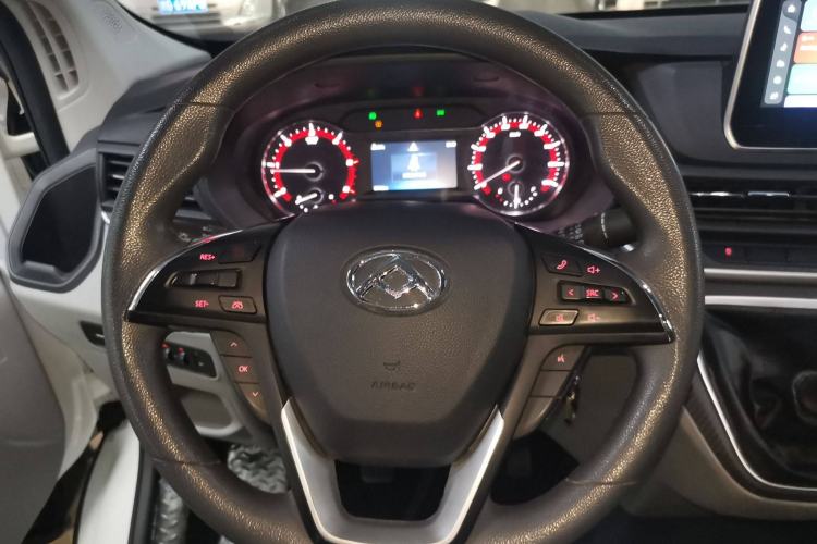 Used SAIC MAXUS Xintu V90 2022 2.0T Manual – Yunjie Front-Wheel-Drive Short Wheelbase Mid-Roof Design with Single Rear Tire 6-Seater Steering Wheel