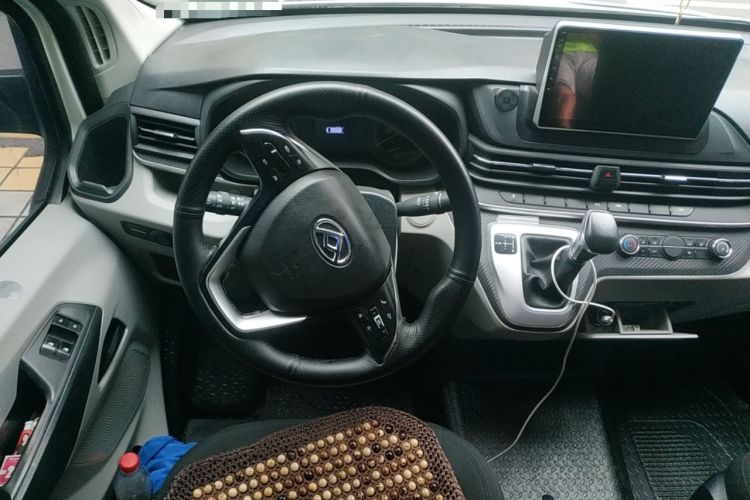 Used SAIC MAXUS Xintu V90 2022 2.0T AMT Yunjie Front-Wheel-Drive Long Wheelbase High-Roof Single-Tire Rear 7-Seater Steering Wheel
