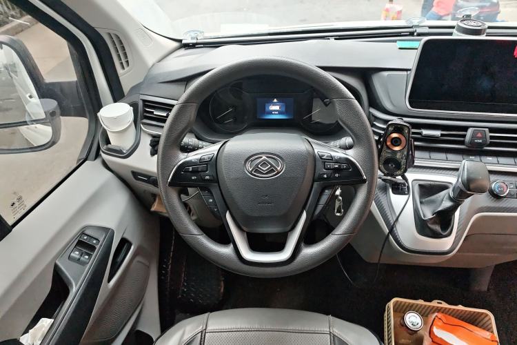 Used SAIC MAXUS Xintu V90 2022 2.0T Automatic Zhiyun King Rear-Drive Long Wheelbase High-Roof Design with Single Rear Tire—6/7 Seater Steering Wheel