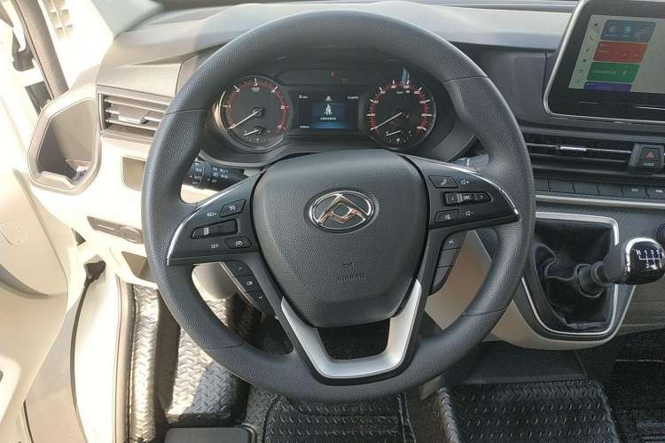 Used SAIC MAXUS Xintu V90 2022 2.0T Manual Zhiyun King Rear-Drive Long Wheelbase High-Roof with Single Rear Tire—6/7 Seats Steering Wheel