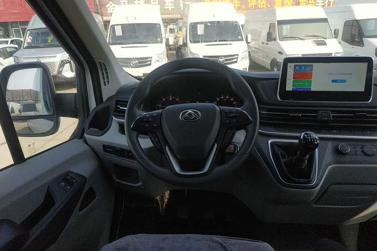Used SAIC MAXUS Xintu V90 2022 2.0T Manual – Yunjie Front-Wheel-Drive Short Wheelbase Mid-Roof Design with Single Rear Tire 6-Seater Steering Wheel