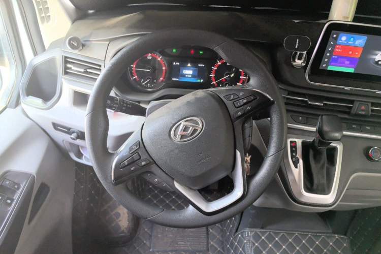 Used SAIC MAXUS Xintu V90 2022 2.0T Automatic Zhiyun King Rear-Drive Long Wheelbase High-Roof Design with Single Rear Tire—6/7 Seater Steering Wheel