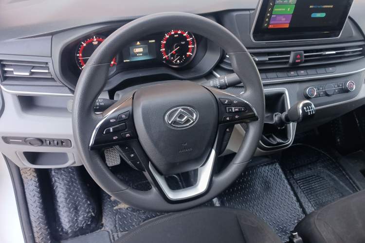 Used SAIC MAXUS Xintu V90 2022 2.0T Manual – Yunjie Front-Wheel-Drive Short Wheelbase Mid-Roof Design with Single Rear Tire 6-Seater Steering Wheel