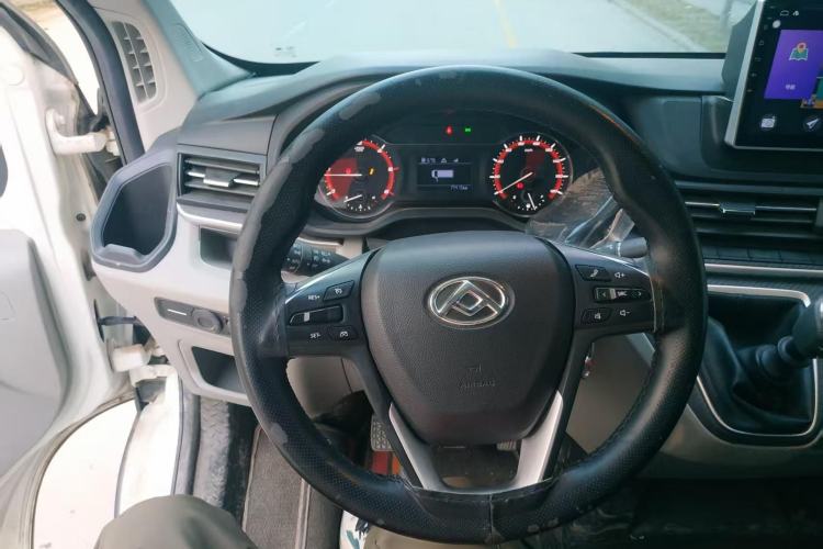 Used SAIC MAXUS Xintu V90 2022 2.0T Manual VAN Rear-Drive Extended Wheelbase High Roof with Dual Rear Tires 3-Seater Steering Wheel