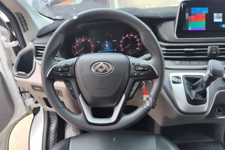 Used SAIC MAXUS Xintu V90 2022 2.0T AMT Yunjie Front-Wheel-Drive Short Wheelbase Mid-Roof Design with Single Rear Tire and 6 Seats Steering Wheel