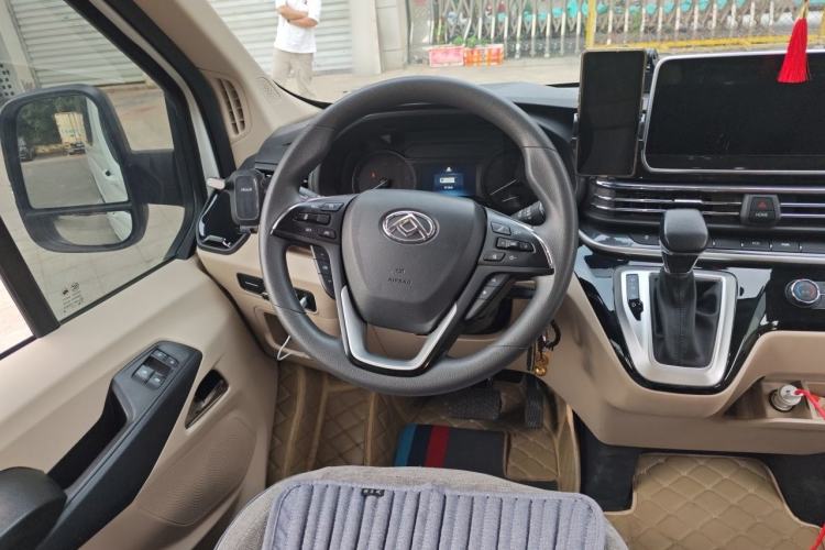 Used SAIC MAXUS Xintu V90 2022 2.0T Automatic ZhiDa Rear-Drive Long Wheelbase High-Roof Design with Single Rear Tire 9-Seater Steering Wheel