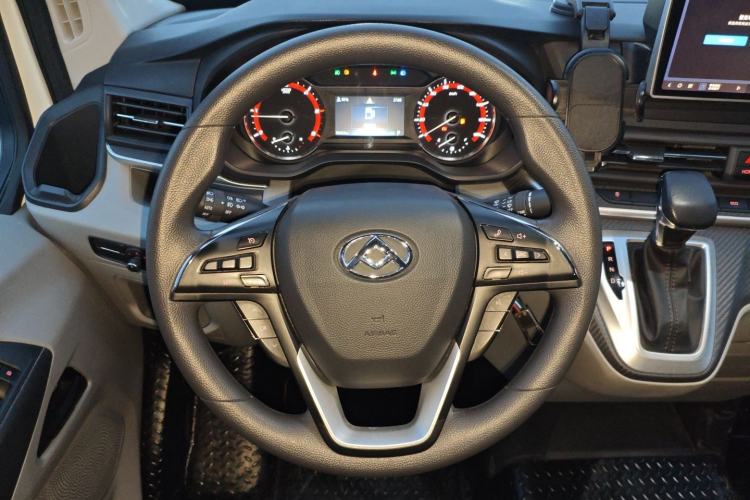 Used SAIC MAXUS Xintu V90 2022 2.0T Automatic Zhiyun King Rear-Drive Long Wheelbase High-Roof Design with Single Rear Tire—6/7 Seater Steering Wheel