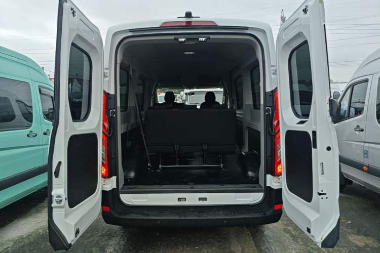 Used SAIC MAXUS Xintu V90 2022 2.0T Manual Zhiyun King Rear-Drive Long Wheelbase High-Roof with Single Rear Tire—6/7 Seats Trunk