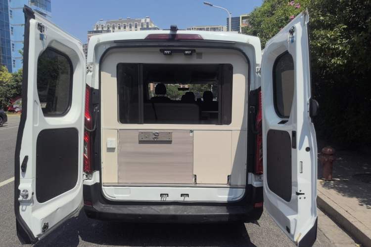 Used SAIC MAXUS Xintu V90 2022 2.0T Manual Zhiyun King Rear-Drive Short Wheelbase Mid-Roof Design with Single Rear Tire and 6 Seats Trunk