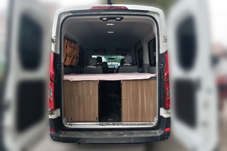 Used SAIC MAXUS Xintu V90 2022 2.0T Automatic Zhiyun King Rear-Drive Long Wheelbase High-Roof Design with Single Rear Tire—6/7 Seater Trunk