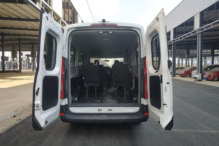 Used SAIC MAXUS Xintu V90 2022 2.0T Manual Zhiyun King Rear-Drive Long Wheelbase High-Roof with Single Rear Tire—6/7 Seats Trunk