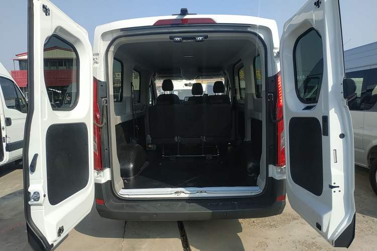 Used SAIC MAXUS Xintu V90 2022 2.0T Manual – Yunjie Front-Wheel-Drive Short Wheelbase Mid-Roof Design with Single Rear Tire 6-Seater Trunk