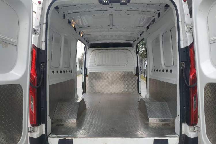 Used SAIC MAXUS Xintu V90 2022 2.0T Manual VAN Rear-Drive Extended Wheelbase High Roof with Dual Rear Tires 3-Seater Trunk