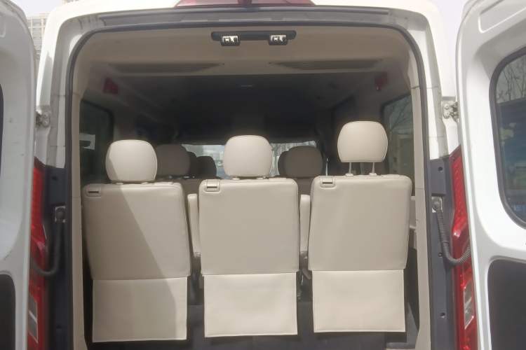 Used SAIC MAXUS Xintu V90 2022 2.0T Automatic ZhiDa Rear-Drive Long Wheelbase High-Roof Design with Single Rear Tire 9-Seater Trunk