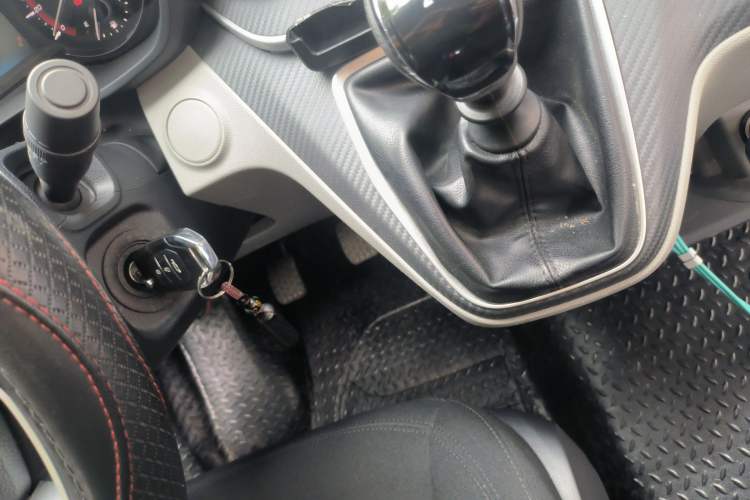 Used SAIC MAXUS Xintu V90 2022 2.0T Manual Zhiyun King Rear-Drive Long Wheelbase High-Roof with Single Rear Tire—6/7 Seats Vehicle Key