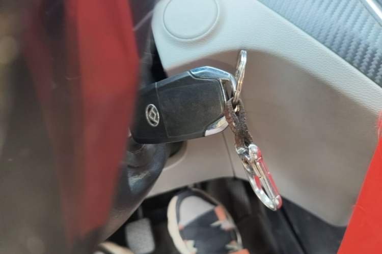 Used SAIC MAXUS Xintu V90 2022 2.0T Manual Zhiyun King Rear-Drive Long Wheelbase High-Roof with Single Rear Tire—6/7 Seats Vehicle Key