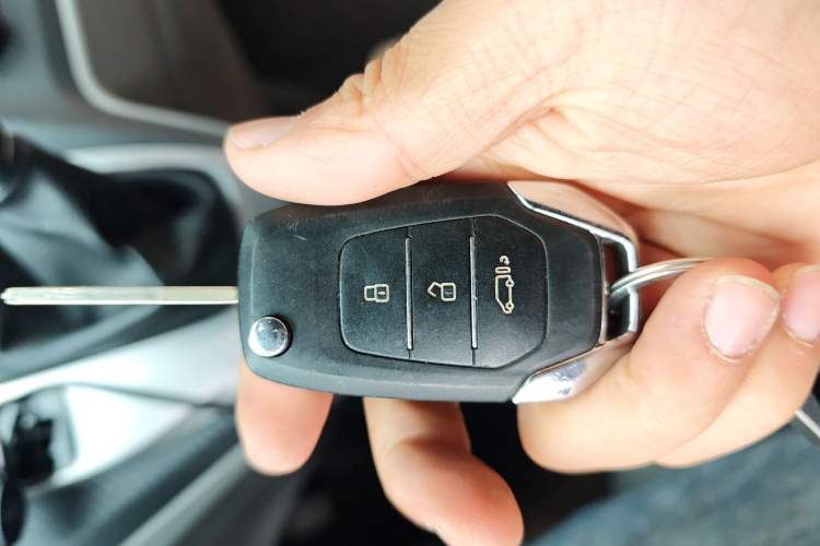 Used SAIC MAXUS Xintu V90 2022 2.0T Automatic Zhiyun King Rear-Drive Long Wheelbase High-Roof Design with Single Rear Tire—6/7 Seater Vehicle Key