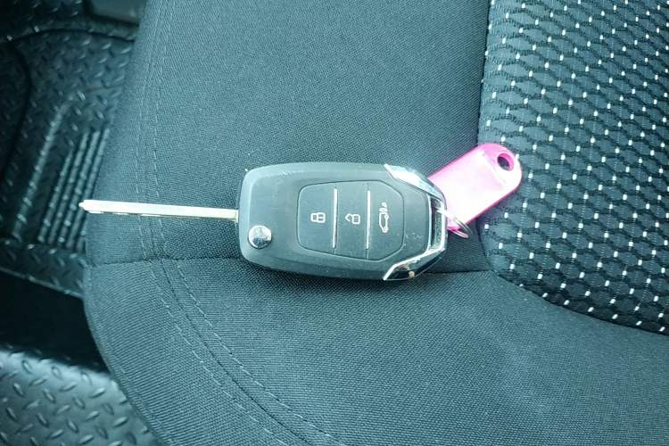 Used SAIC MAXUS Xintu V90 2022 2.0T Manual Zhiyun King Rear-Drive Long Wheelbase High-Roof with Single Rear Tire—6/7 Seats Vehicle Key