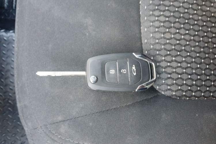 Used SAIC MAXUS Xintu V90 2022 2.0T Manual – Yunjie Front-Wheel-Drive Short Wheelbase Mid-Roof Design with Single Rear Tire 6-Seater Vehicle Key