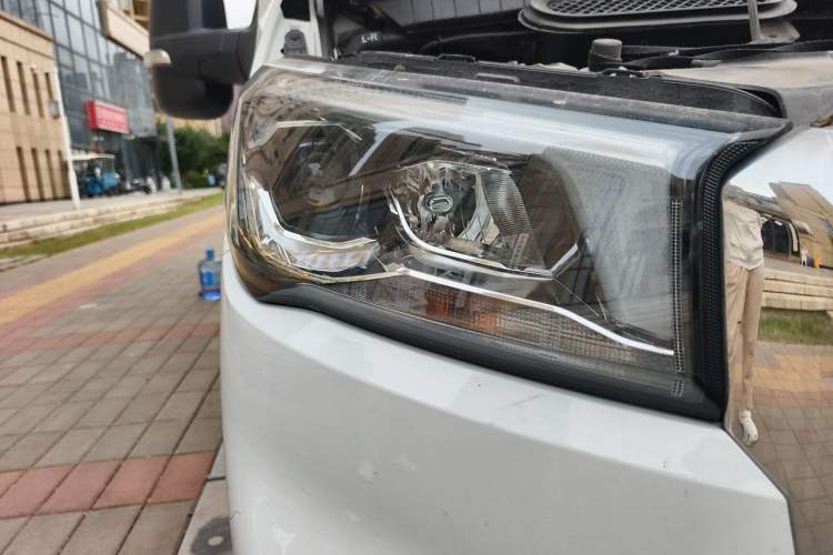 Used SAIC MAXUS Xintu V90  Right Front Headlight