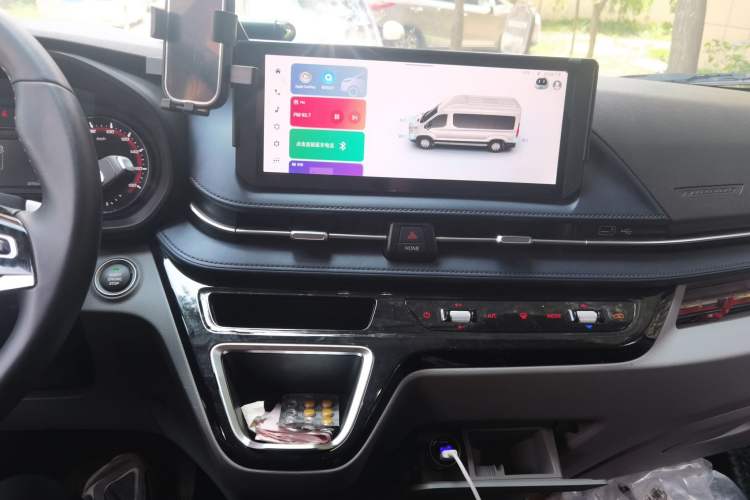 Used SAIC MAXUS Xintu V90 2024 ZhiJie 2.0T Automatic Front-Wheel-Drive Short Wheelbase Mid-Height Design with Single Rear Tire—5/6 Seater Audio And AC Panel