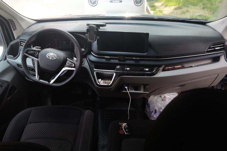 Used SAIC MAXUS Xintu V90 2024 ZhiJie 2.0T Automatic Front-Wheel-Drive Short Wheelbase Mid-Height Design with Single Rear Tire—5/6 Seater Center Console