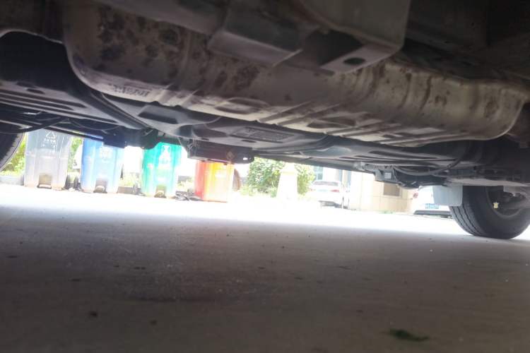 Used SAIC MAXUS Xintu V90 2024 ZhiJie 2.0T Automatic Front-Wheel-Drive Short Wheelbase Mid-Height Design with Single Rear Tire—5/6 Seater Chassis Rear Right