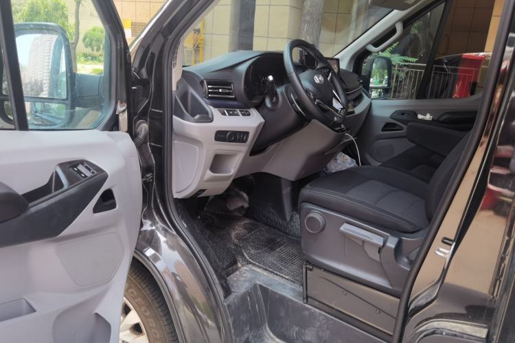 Used SAIC MAXUS Xintu V90 2024 ZhiJie 2.0T Automatic Front-Wheel-Drive Short Wheelbase Mid-Height Design with Single Rear Tire—5/6 Seater Driver Seat