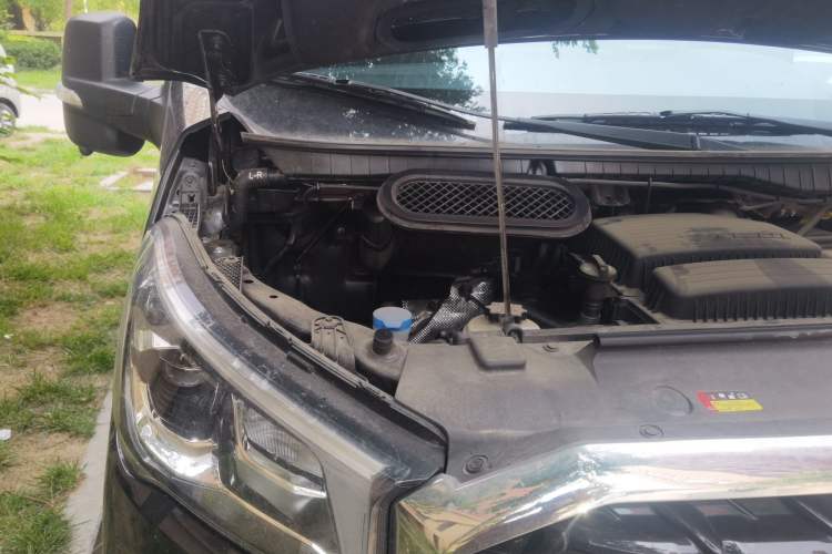 Used SAIC MAXUS Xintu V90 2024 ZhiJie 2.0T Automatic Front-Wheel-Drive Short Wheelbase Mid-Height Design with Single Rear Tire—5/6 Seater Engine Bay Right