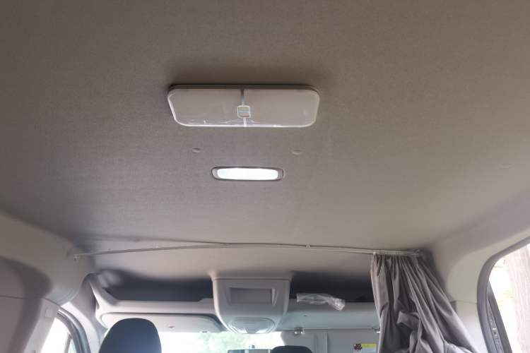 Used SAIC MAXUS Xintu V90 2024 ZhiJie 2.0T Automatic Front-Wheel-Drive Short Wheelbase Mid-Height Design with Single Rear Tire—5/6 Seater Headliner
