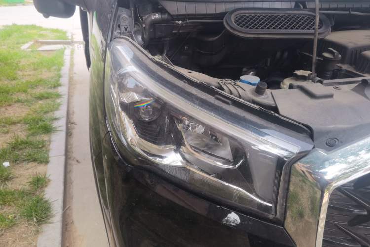 Used SAIC MAXUS Xintu V90 2024 ZhiJie 2.0T Automatic Front-Wheel-Drive Short Wheelbase Mid-Height Design with Single Rear Tire—5/6 Seater Right Front Headlight