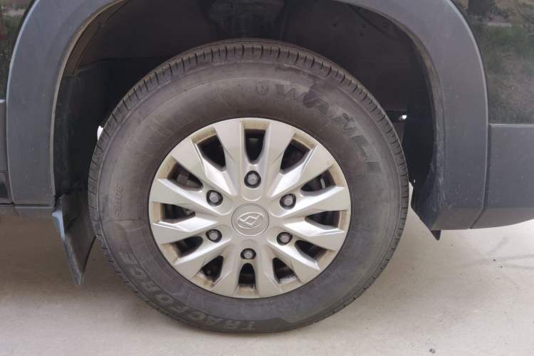 Used SAIC MAXUS Xintu V90 2024 ZhiJie 2.0T Automatic Front-Wheel-Drive Short Wheelbase Mid-Height Design with Single Rear Tire—5/6 Seater Right Front Wheel Hub