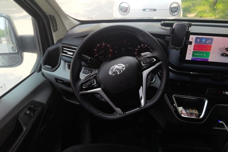 Used SAIC MAXUS Xintu V90 2024 ZhiJie 2.0T Automatic Front-Wheel-Drive Short Wheelbase Mid-Height Design with Single Rear Tire—5/6 Seater Steering Wheel