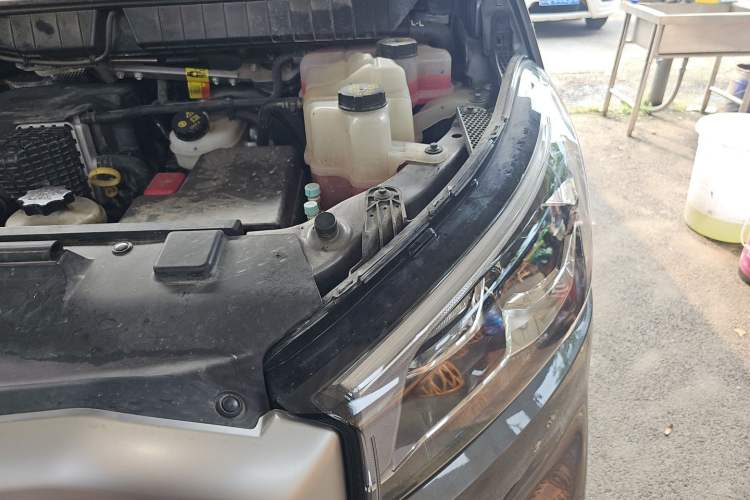 Used SAIC MAXUS Xintu V90  Engine Bay Left