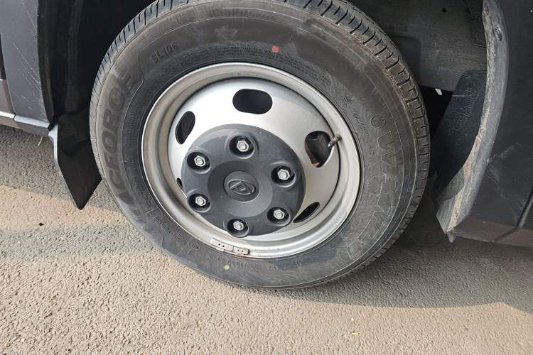 Used SAIC MAXUS Xintu V90  Right Front Wheel Hub