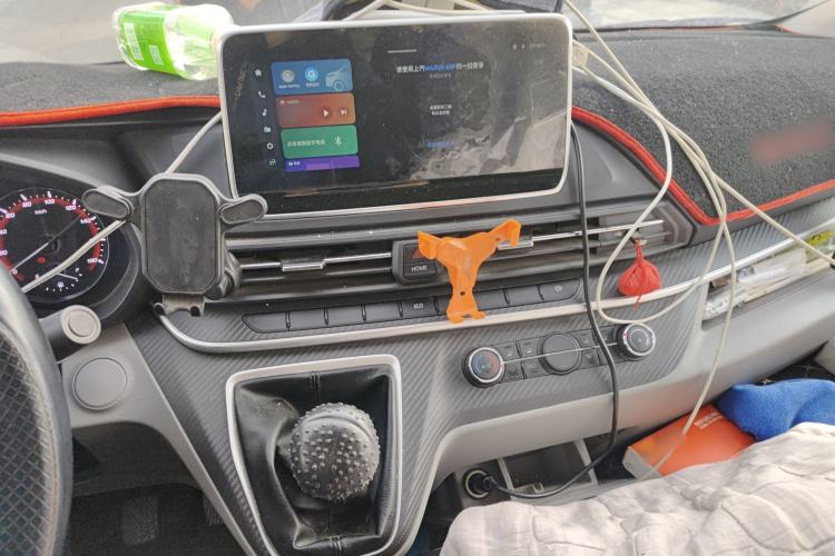 Used SAIC MAXUS Xintu V90 2024 Zhiyun 2.0T Manual Rear-Drive Extended-Wheelbase High-Roof Model with Dual Rear Tires and 3 Seats Audio And AC Panel