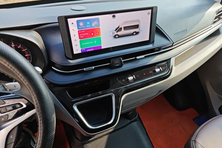 Used SAIC MAXUS Xintu V90 2024 ZhiJie 2.0T Automatic Rear-Drive Long-Wheelbase High-Roof Model with Single Rear Tire Available in 6/7-Seater Configurations Audio And AC Panel