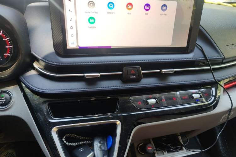 Used SAIC MAXUS Xintu V90 2024 ZhiJie 2.0T Automatic Front-Wheel-Drive Short Wheelbase Mid-Height Design with Single Rear Tire—5/6 Seater Audio And AC Panel