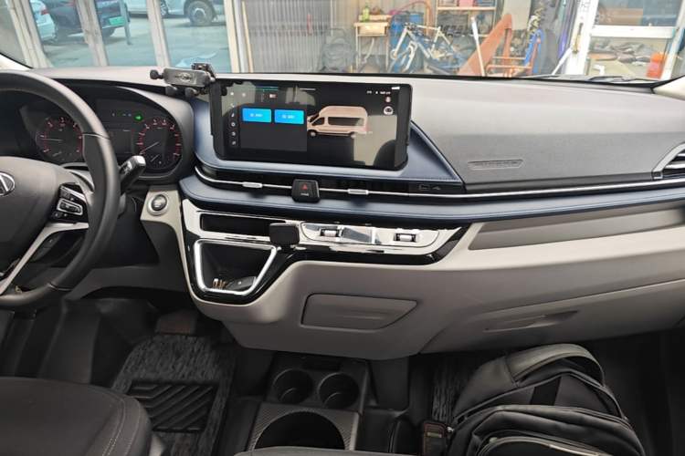 Used SAIC MAXUS Xintu V90 2024 ZhiJie 2.0T Automatic Front-Wheel-Drive Short Wheelbase Mid-Height Design with Single Rear Tire—5/6 Seater Audio And AC Panel