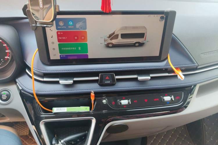 Used SAIC MAXUS Xintu V90 2024 ZhiJie 2.0T Automatic Front-Wheel-Drive Short Wheelbase Mid-Height Design with Single Rear Tire—5/6 Seater Audio And AC Panel
