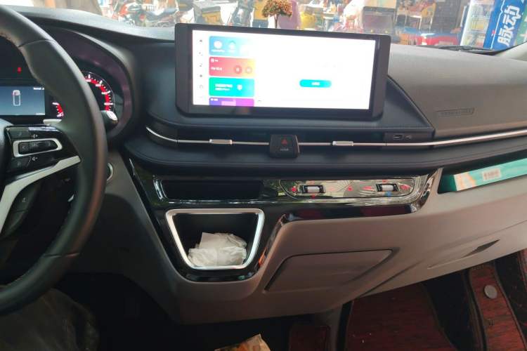 Used SAIC MAXUS Xintu V90 2024 ZhiJie 2.0T Automatic Front-Wheel-Drive Short Wheelbase Mid-Height Design with Single Rear Tire—5/6 Seater Audio And AC Panel
