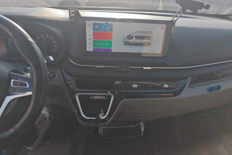 Used SAIC MAXUS Xintu V90 2024 ZhiJie 2.0T Automatic Rear-Drive Long-Wheelbase High-Roof Model with Single Rear Tire Available in 6/7-Seater Configurations Audio And AC Panel