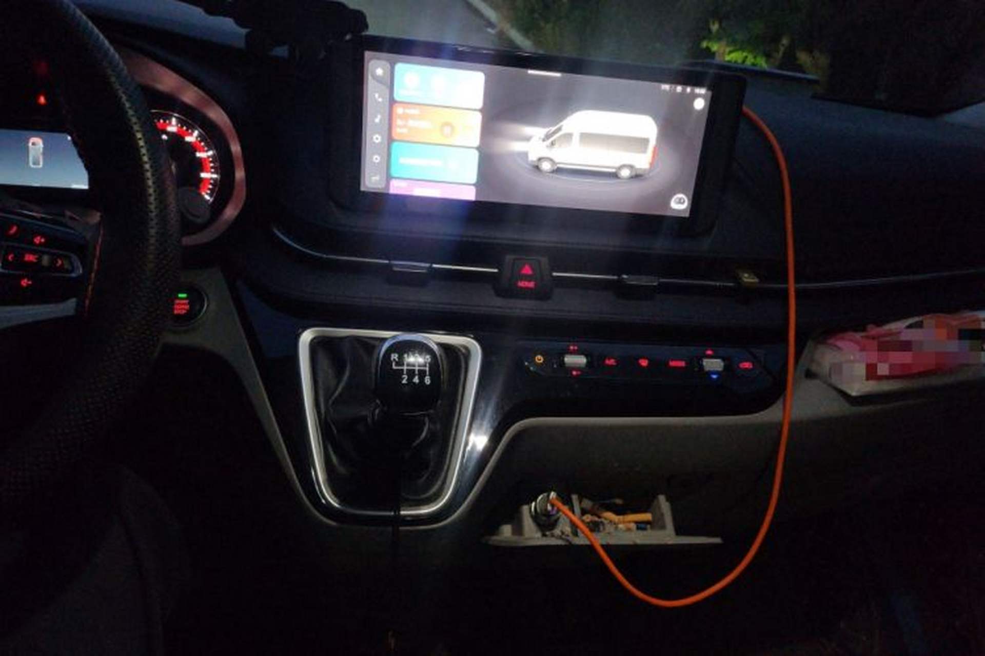 Used SAIC MAXUS Xintu V90 2024 ZhiJie 2.0T Manual Front-Wheel-Drive Short Wheelbase Mid-Roof Design with Single Rear Tire—5/6 Seater Audio And AC Panel
