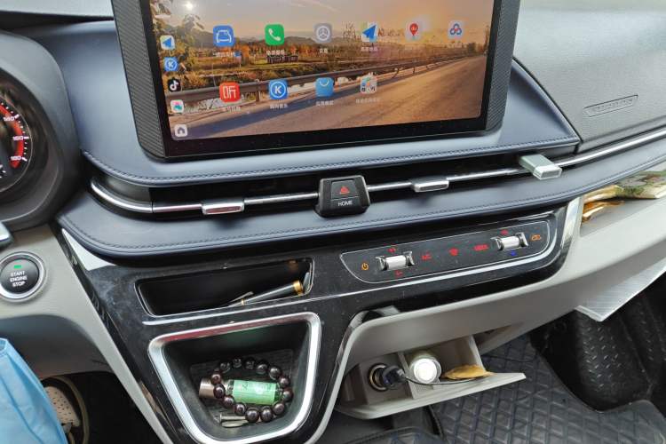Used SAIC MAXUS Xintu V90 2024 ZhiJie 2.0T Automatic Front-Wheel-Drive Short Wheelbase Mid-Height Design with Single Rear Tire—5/6 Seater Audio And AC Panel
