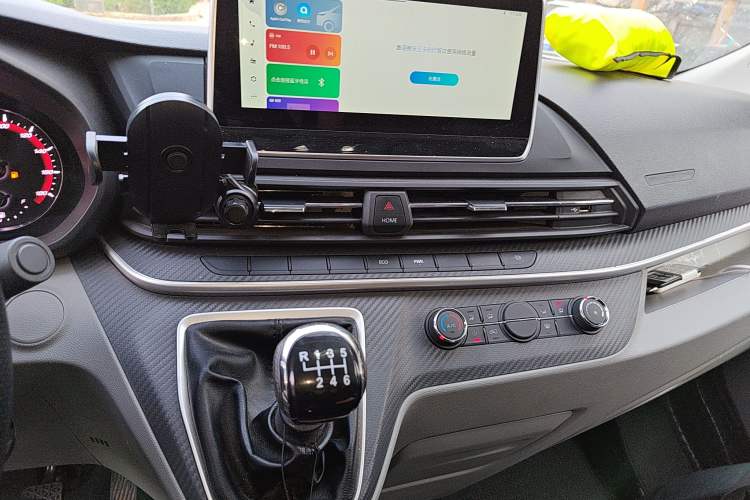 Used SAIC MAXUS Xintu V90 2024 Zhiyun 2.0T Manual Rear-Drive Extended-Wheelbase Ultra-High-Roof Model with Dual Rear Tires and 3 Seats Audio And AC Panel
