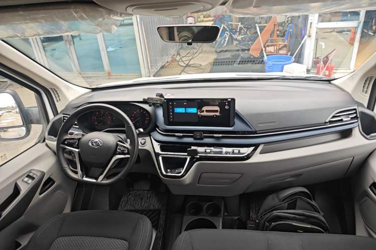 Used SAIC MAXUS Xintu V90 2024 ZhiJie 2.0T Automatic Front-Wheel-Drive Short Wheelbase Mid-Height Design with Single Rear Tire—5/6 Seater Center Console