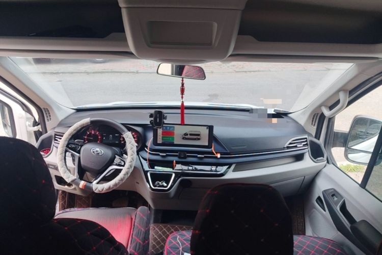 Used SAIC MAXUS Xintu V90 2024 ZhiJie 2.0T Automatic Front-Wheel-Drive Short Wheelbase Mid-Height Design with Single Rear Tire—5/6 Seater Center Console