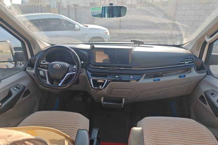 Used SAIC MAXUS Xintu V90 2024 ZhiJie 2.0T Automatic Rear-Drive Long-Wheelbase High-Roof Model with Single Rear Tire Available in 6/7-Seater Configurations Center Console