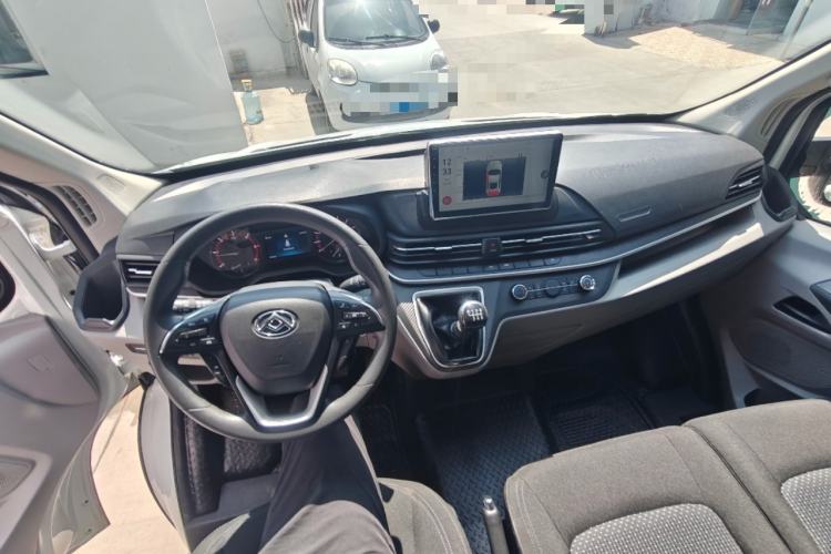 Used SAIC MAXUS Xintu V90 2024 Zhiyun 2.0T Manual Rear-Drive Extended-Wheelbase High-Roof Model with Dual Rear Tires and 3 Seats Center Console