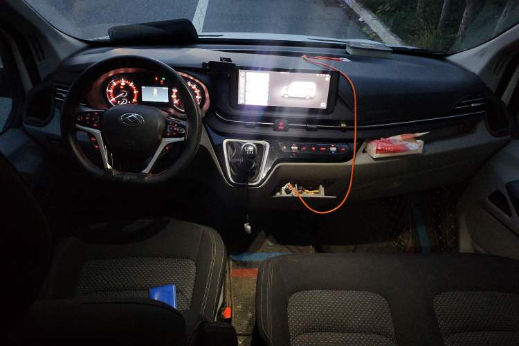 Used SAIC MAXUS Xintu V90 2024 ZhiJie 2.0T Manual Front-Wheel-Drive Short Wheelbase Mid-Roof Design with Single Rear Tire—5/6 Seater Center Console